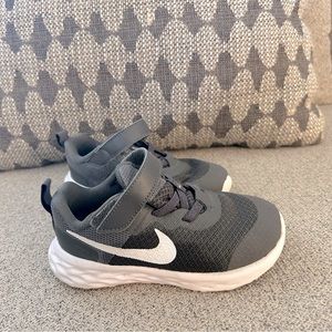 Nike 9C Toddler sneaker charcoal